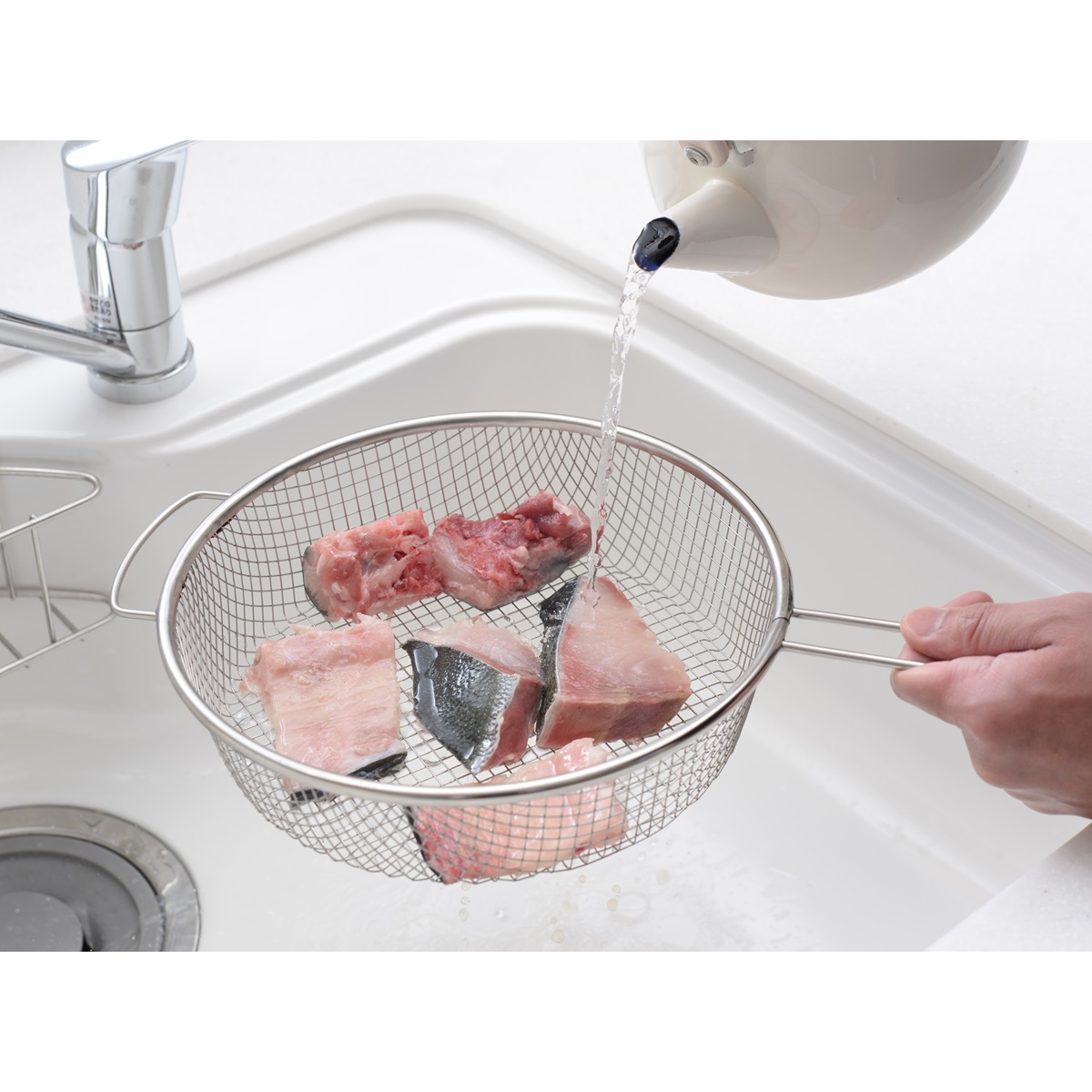 逸品物創 絶妙メッシュの水切りしやすい手付きザル
