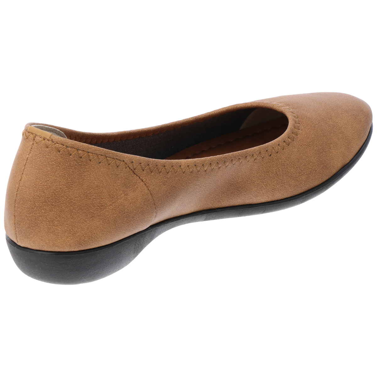 とんがりつま先のアーモンドトゥパンプス