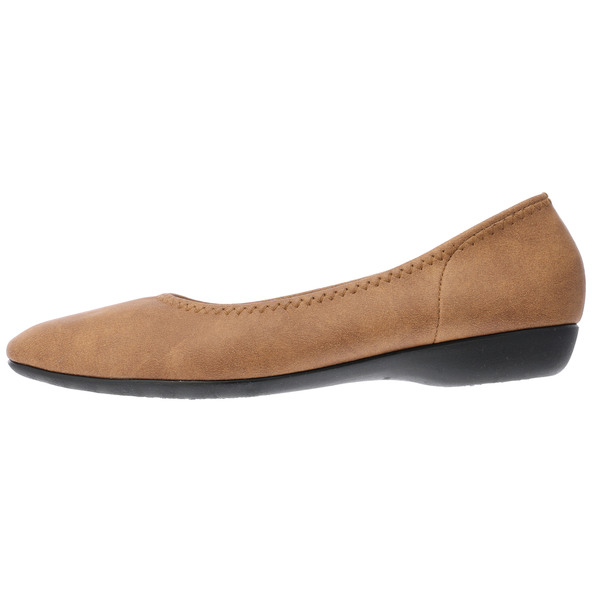 とんがりつま先のアーモンドトゥパンプス