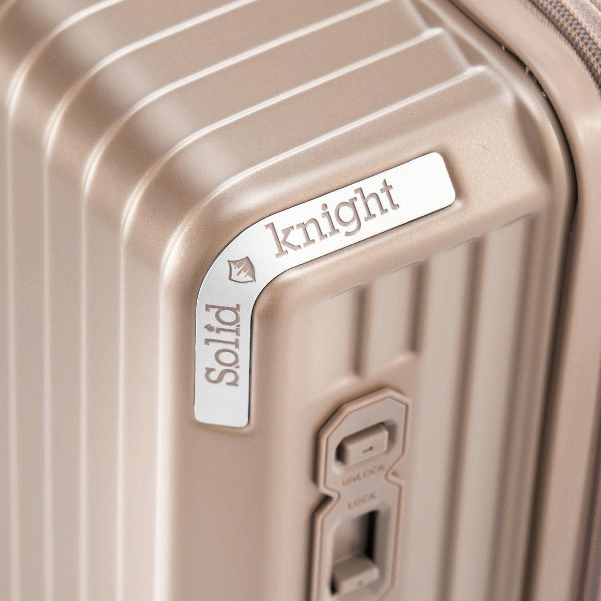 日本製キャリーケース　Solid Knight　Mサイズ