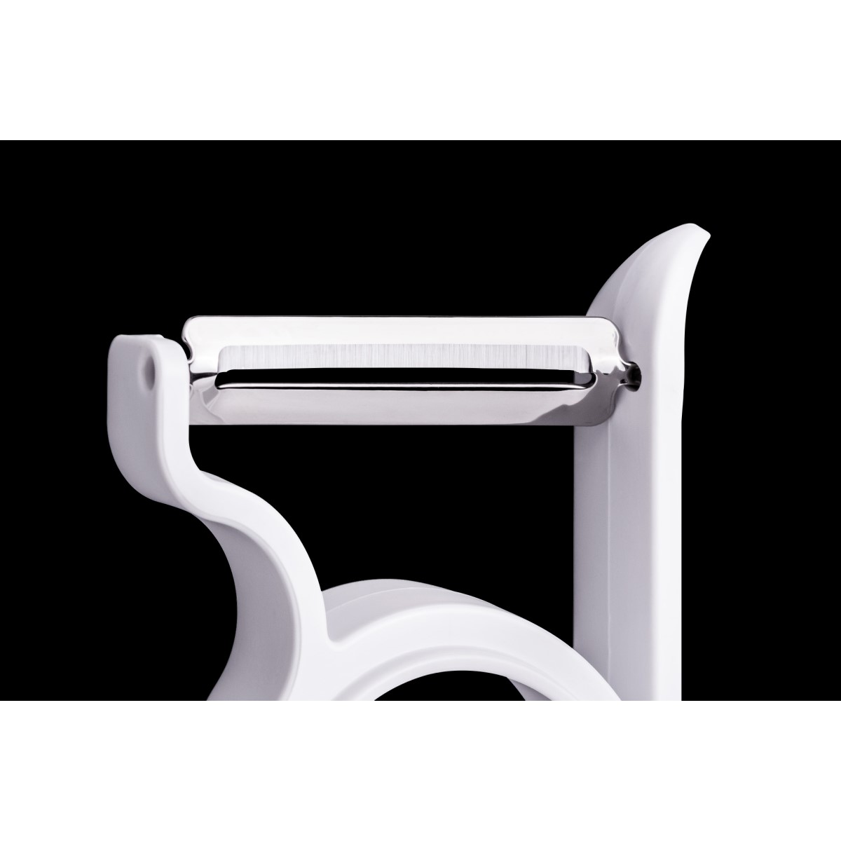 軽い力でスーッと切れるピーラー