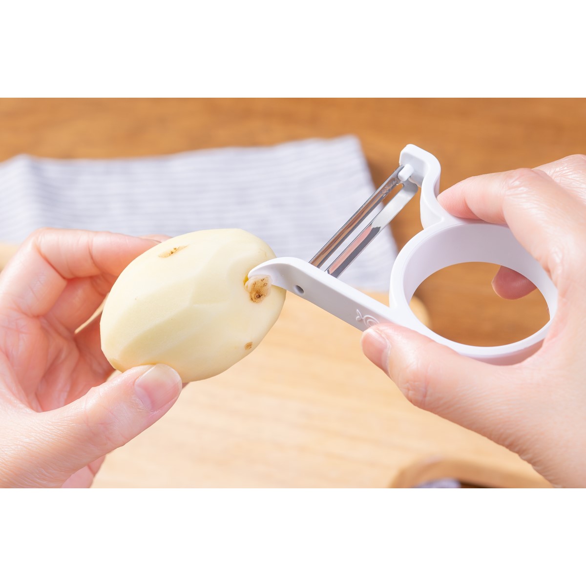 軽い力でスーッと切れるピーラー