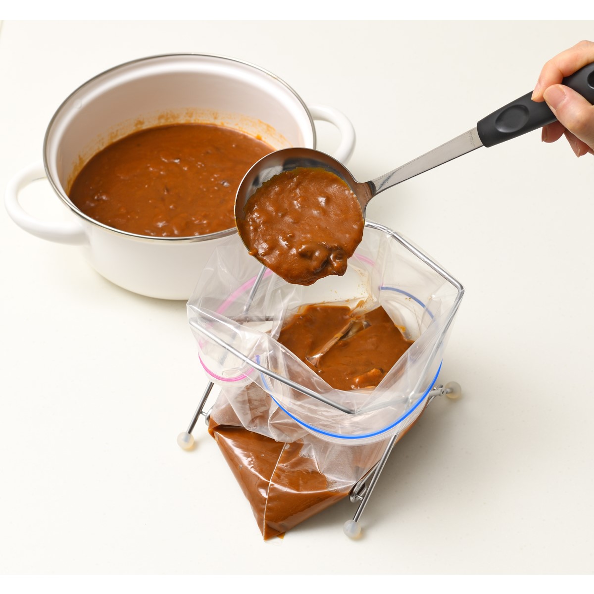 広口で捨てやすいポリ袋ホルダー