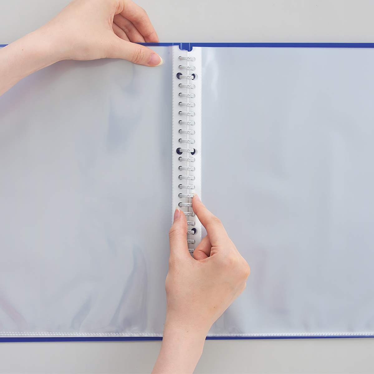 ＣＵＢＥ　ＦＩＺＺ　クリヤーブック＜ポケット交換タイプ＞　ネイビー