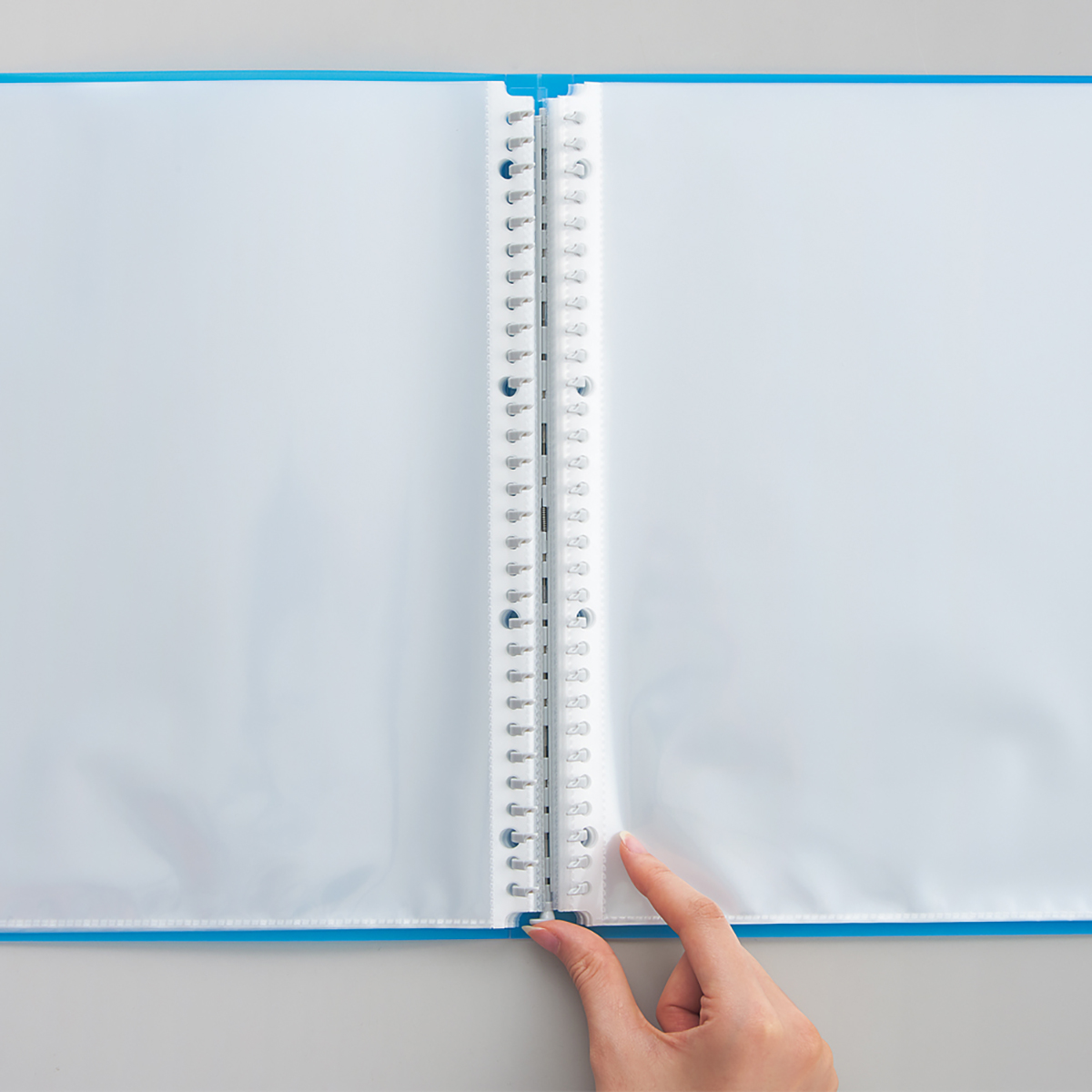 ＣＵＢＥ　ＦＩＺＺ　クリヤーブック＜ポケット交換タイプ＞　ネイビー