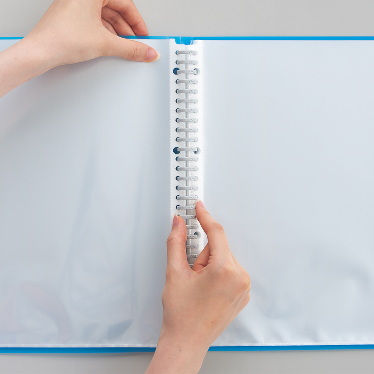 ＣＵＢＥ　ＦＩＺＺ　クリヤーブック＜ポケット交換タイプ＞　ベージュ