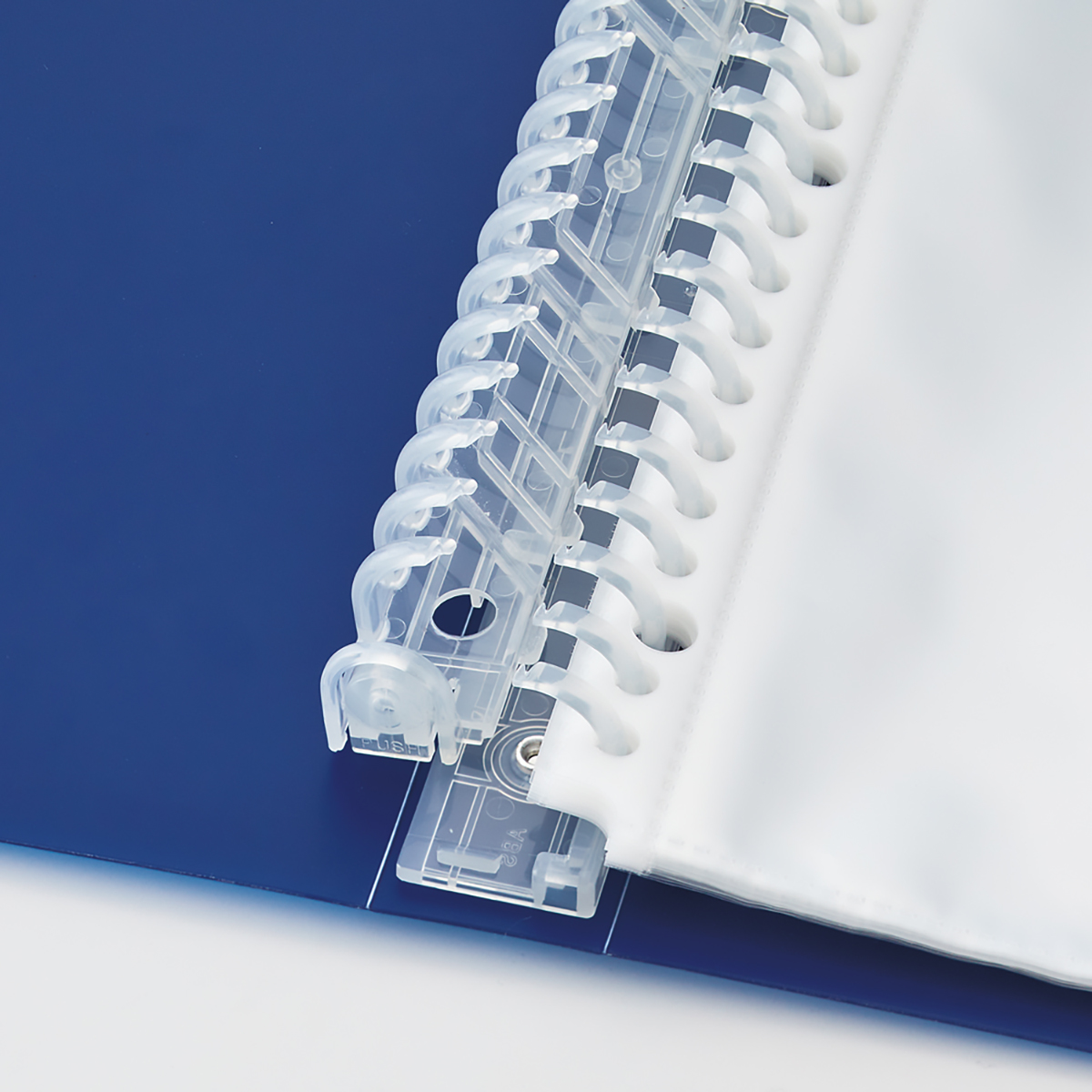 ｓｏｅｒｕ　クリヤーブック＜ポケット交換タイプ＞　スモークブラック