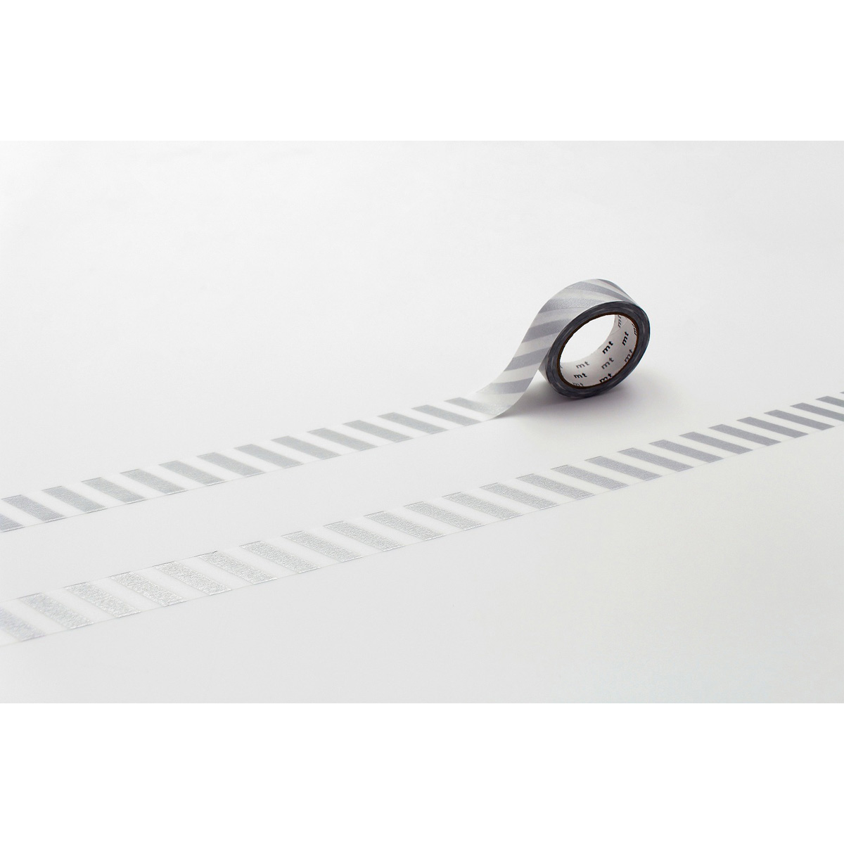 カモ井／マスキングテープ　ｍｔ　１Ｐ　ストライプ・銀　ＭＴ０１Ｄ３７８Ｒ