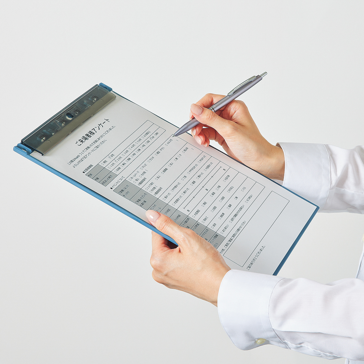 リヒトラブ　Ｍｕｔｕａｌ　超薄型クリップボード＜フック穴付＞　テラコッタオレンジ　Ａ４　２０枚収容