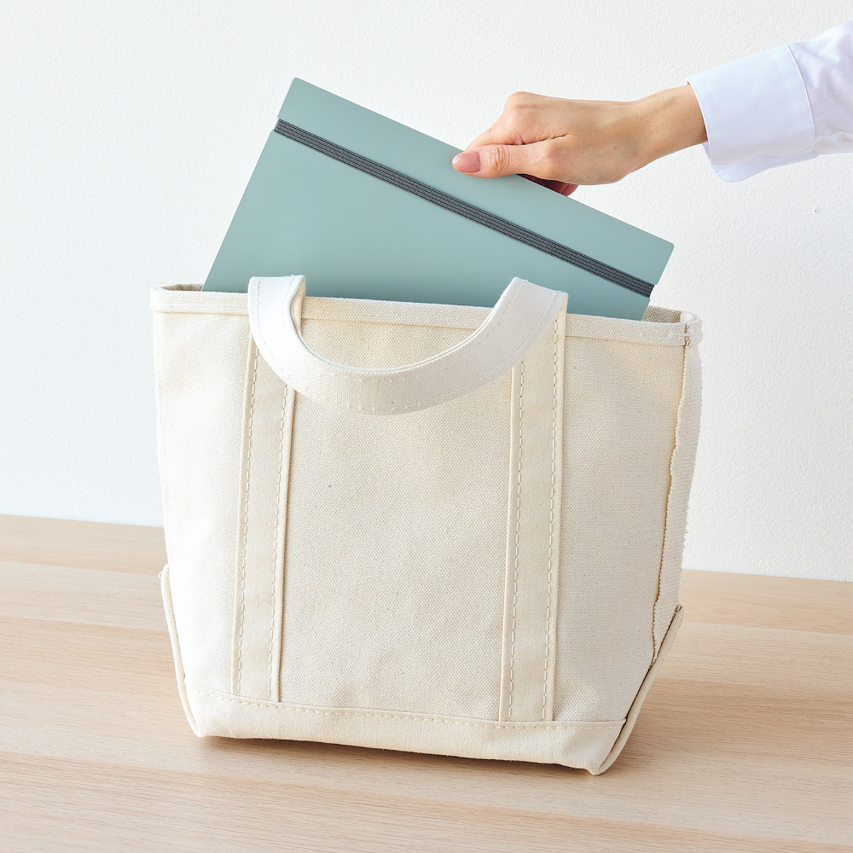 リヒトラブ　Ｍｕｔｕａｌ　二つ折りクリヤーブック＜ポケット交換式＞　マットイエロー　Ａ５（Ａ４・２つ折）　ポケット１０枚