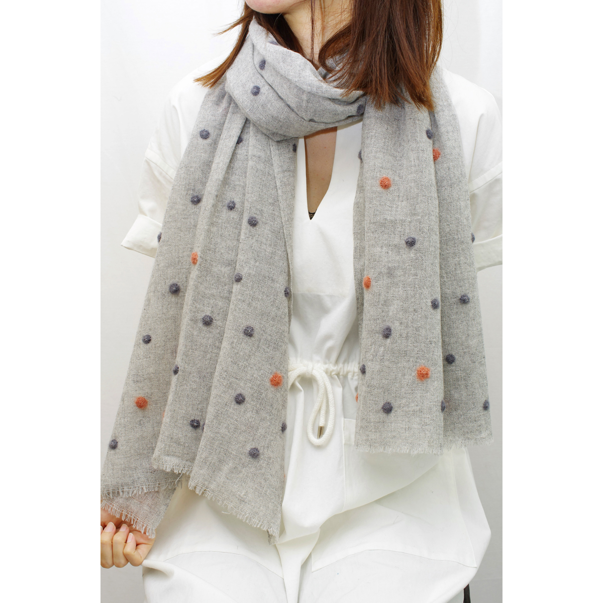 ウール混手刺繍ドットストール