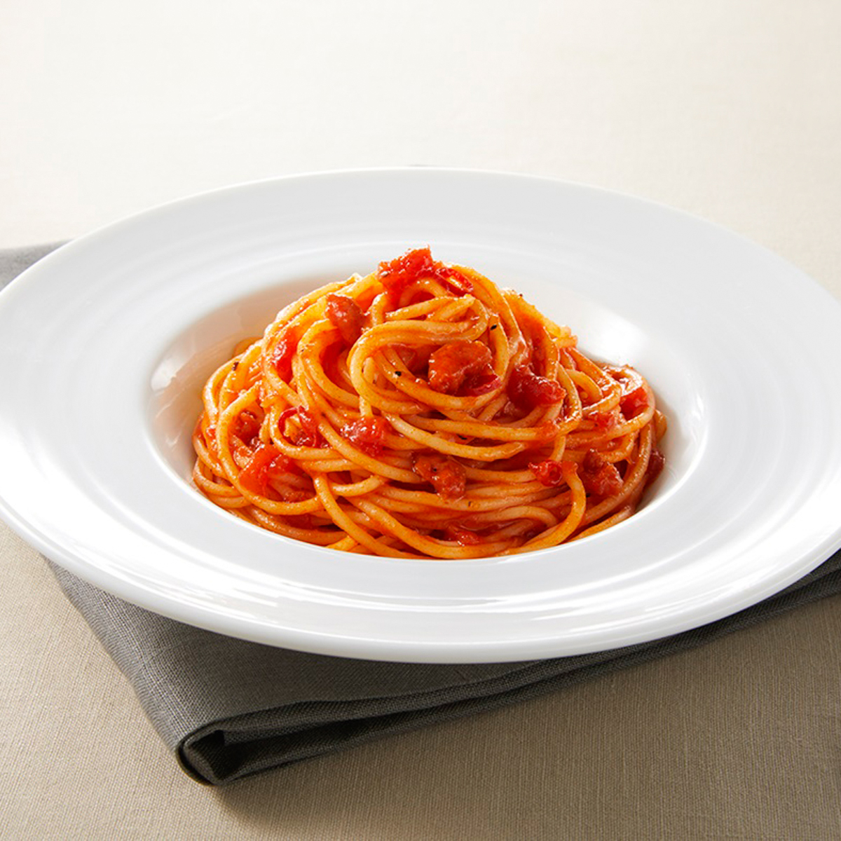 大人むけのパスタ オマール海老のトマトソース