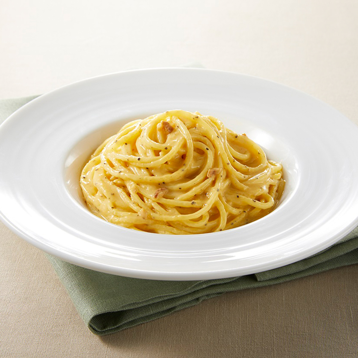 大人むけのパスタ 黒トリュフ香るカルボナーラ