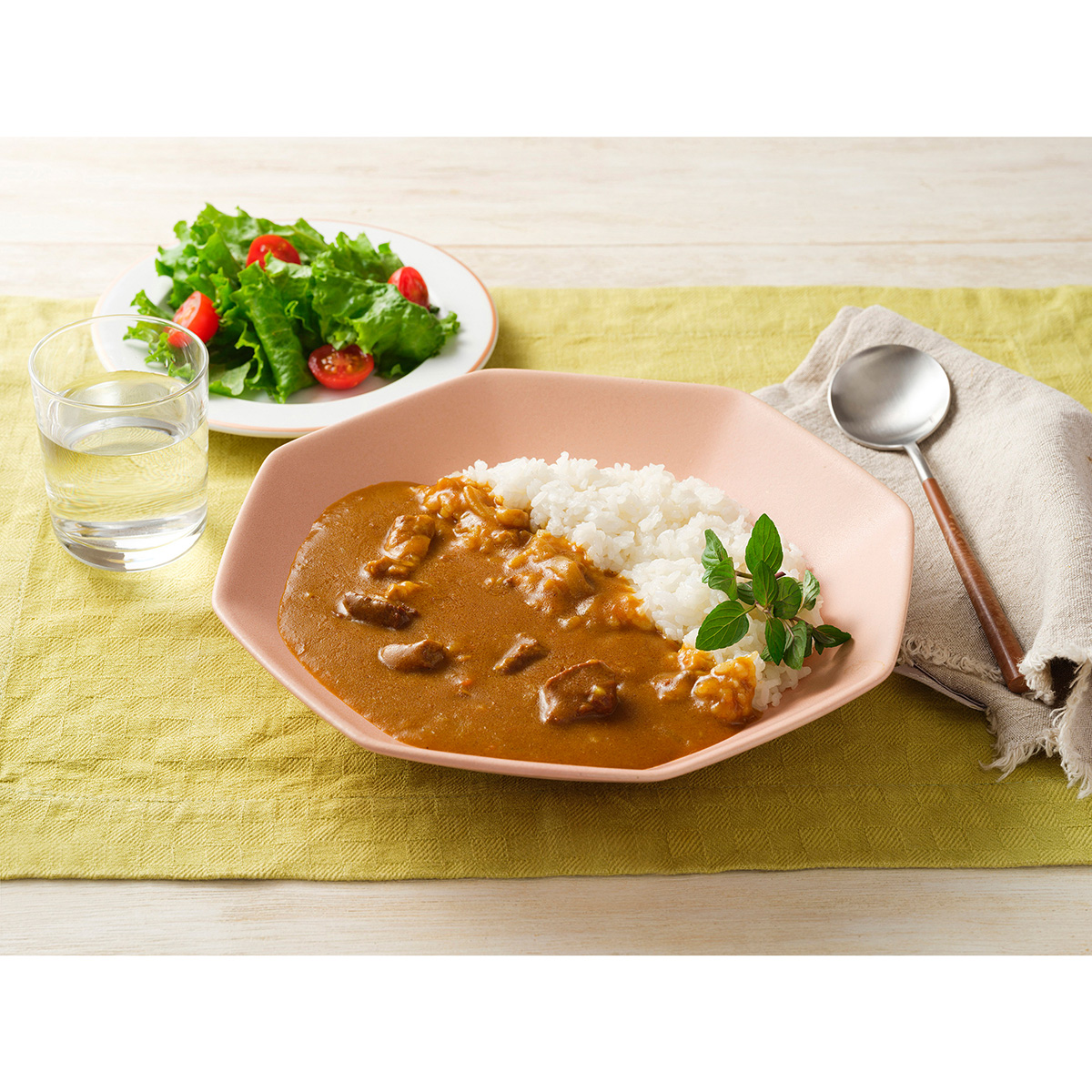 エム・シーシー食品　ビーフカレータヒチ風２号缶（８４０ｇ）