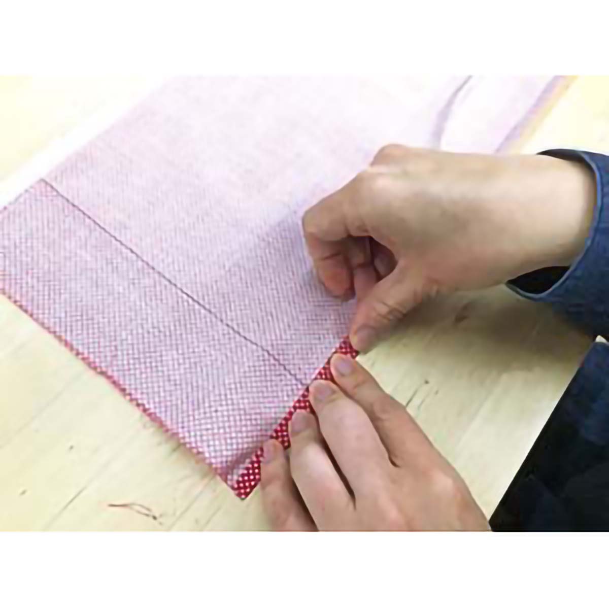 ＫＡＷＡＧＵＣＨＩ　水に強い布用両面テープ　幅１０ｍｍ×長さ２０ｍ　９４－０１４