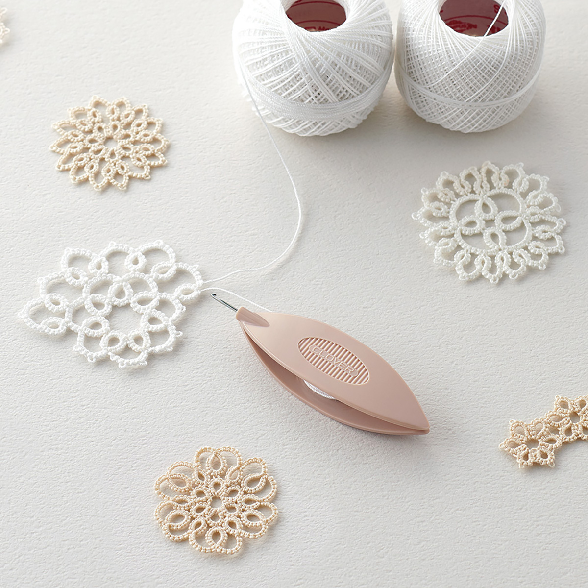 クロバー　かぎ針付タティングシャトル　Ｎｏ．８（０．９０ｍｍ）　５７－７１０