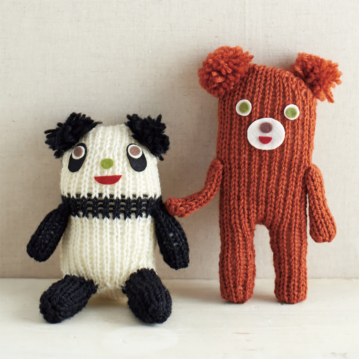 クロバー　◆作品本◆オーバルニットルームで編む　かわいいくつ下とあみぐるみ　Ａ５判　７１－３９７