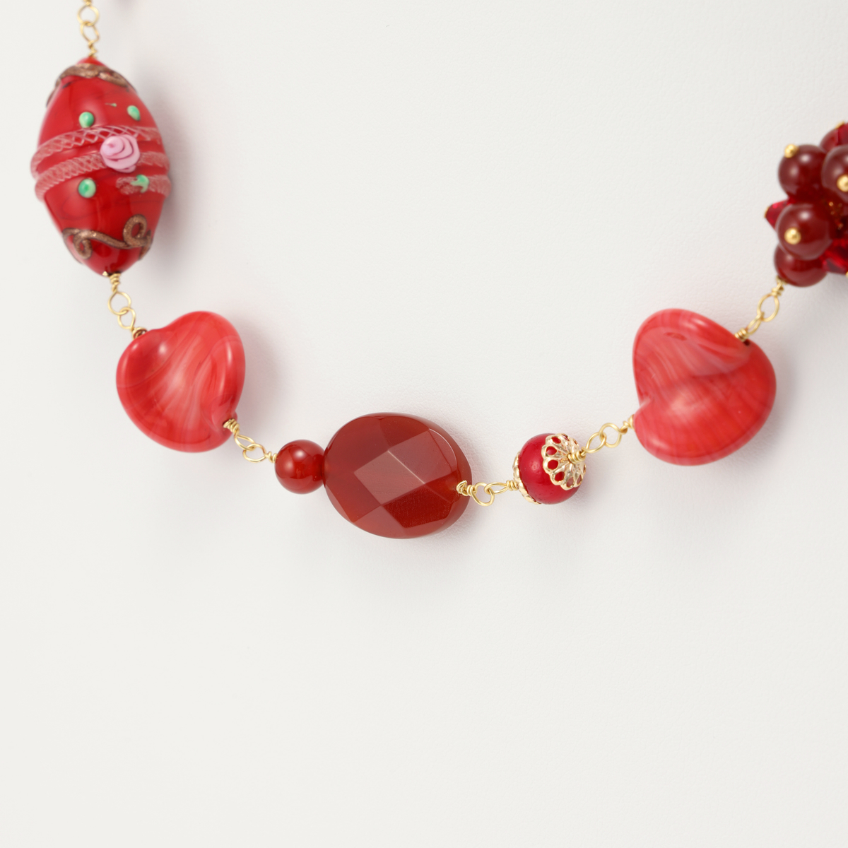 【Like a Charm(ライクアチャーム)】ベネチアンビーズと天然石のネックレス(レッド)