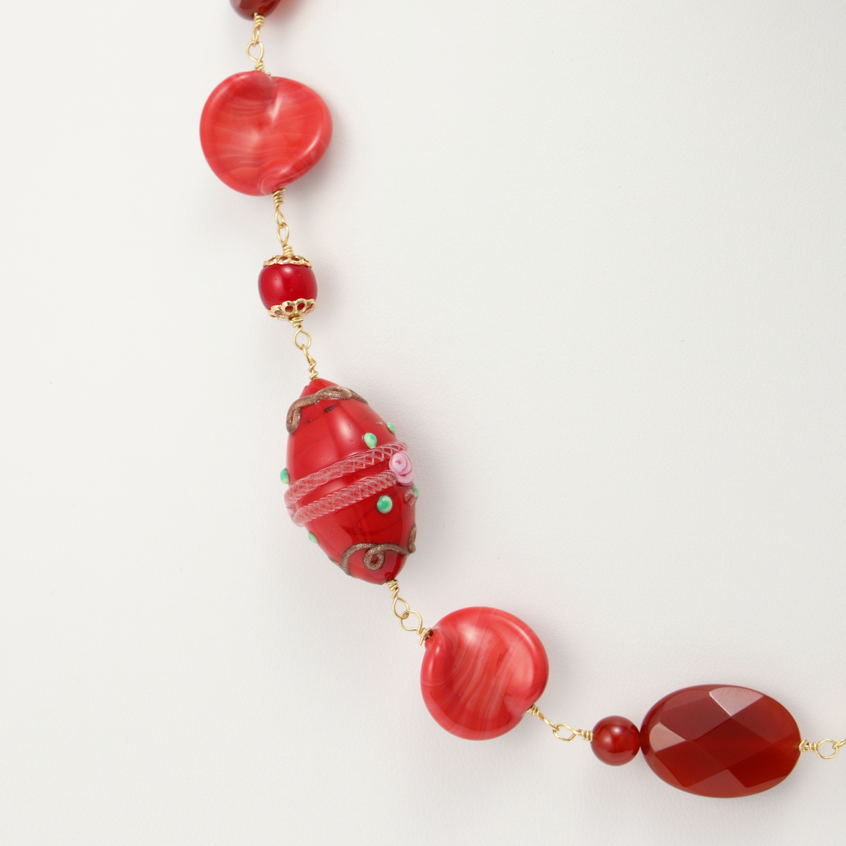 【Like a Charm(ライクアチャーム)】ベネチアンビーズと天然石のネックレス(レッド)