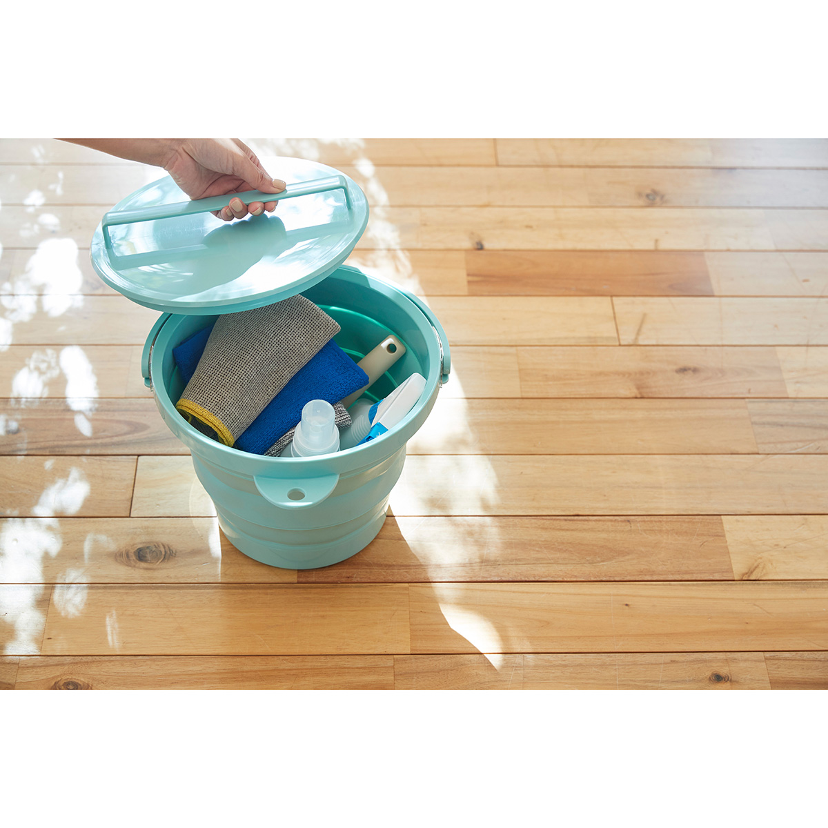 伊勢藤　おりたためるバケツ８Ｌ　フタ付き　　ミントグリーン