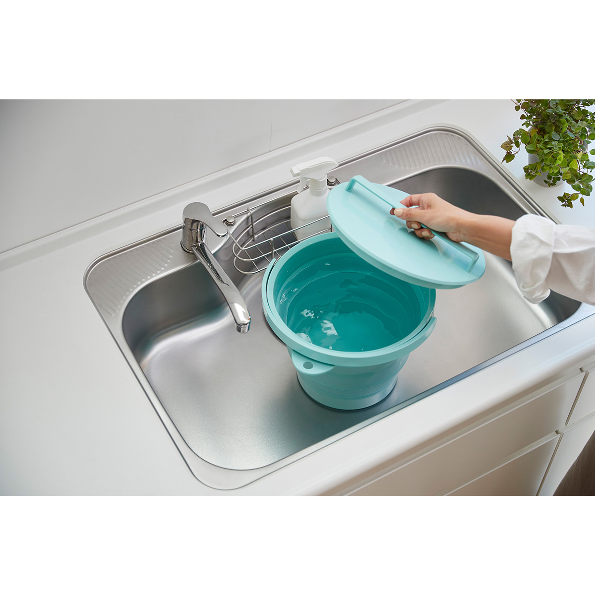 伊勢藤　おりたためるバケツ８Ｌ　フタ付き　　ミントグリーン