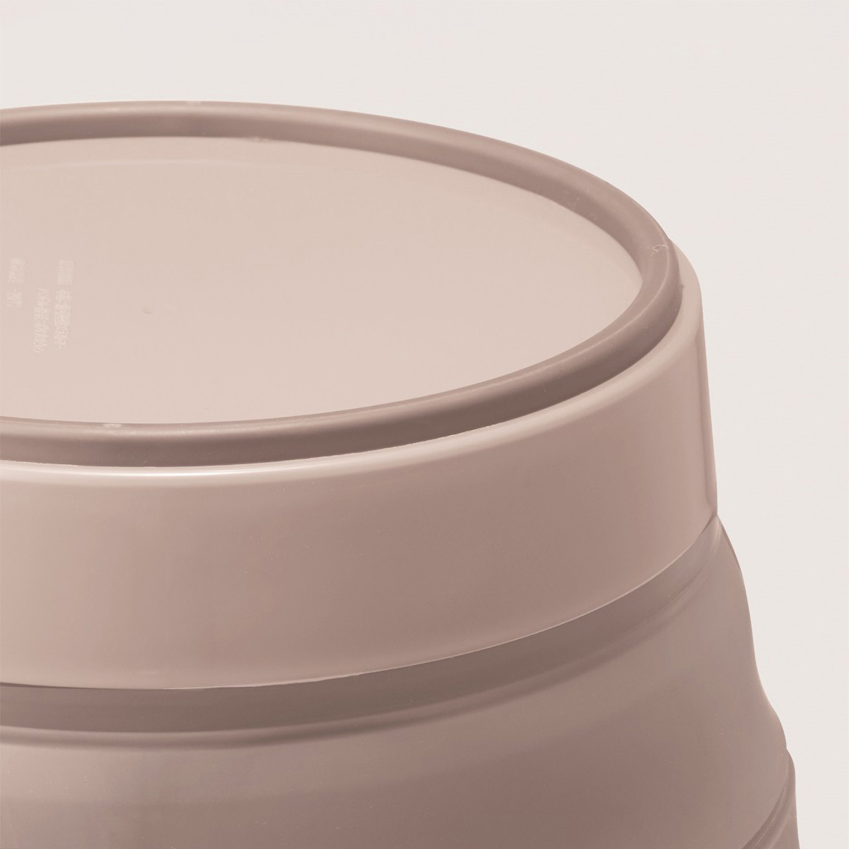 伊勢藤　おりたためるバケツ８Ｌ　フタ付き　　ベージュ