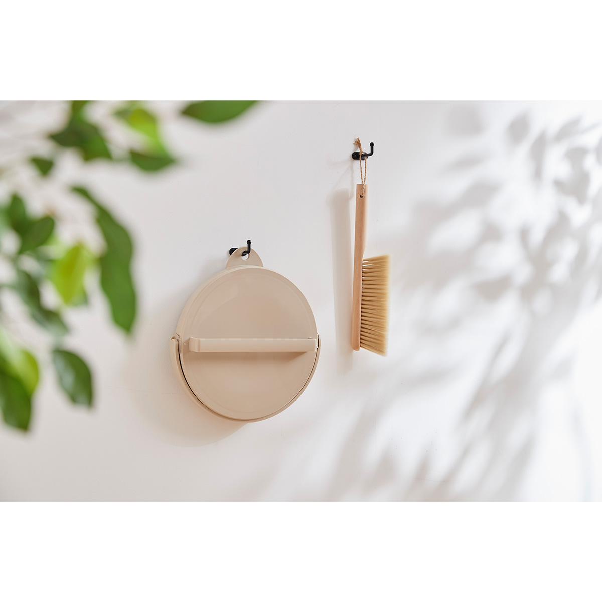 伊勢藤　おりたためるバケツ８Ｌ　フタ付き　　ベージュ