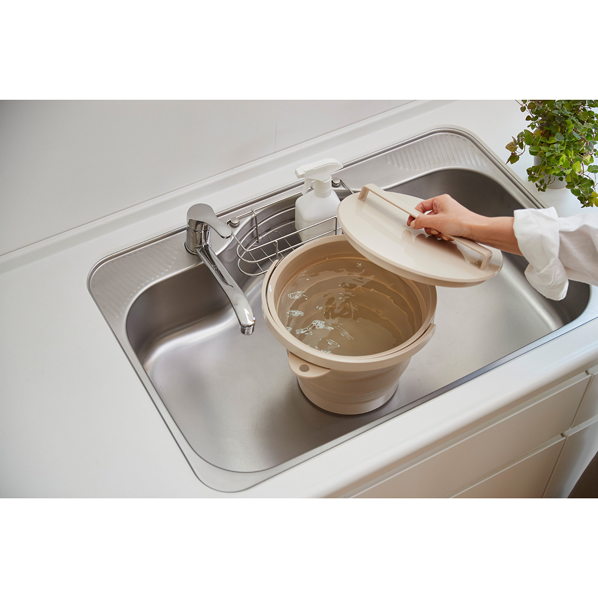 伊勢藤　おりたためるバケツ８Ｌ　フタ付き　　ベージュ