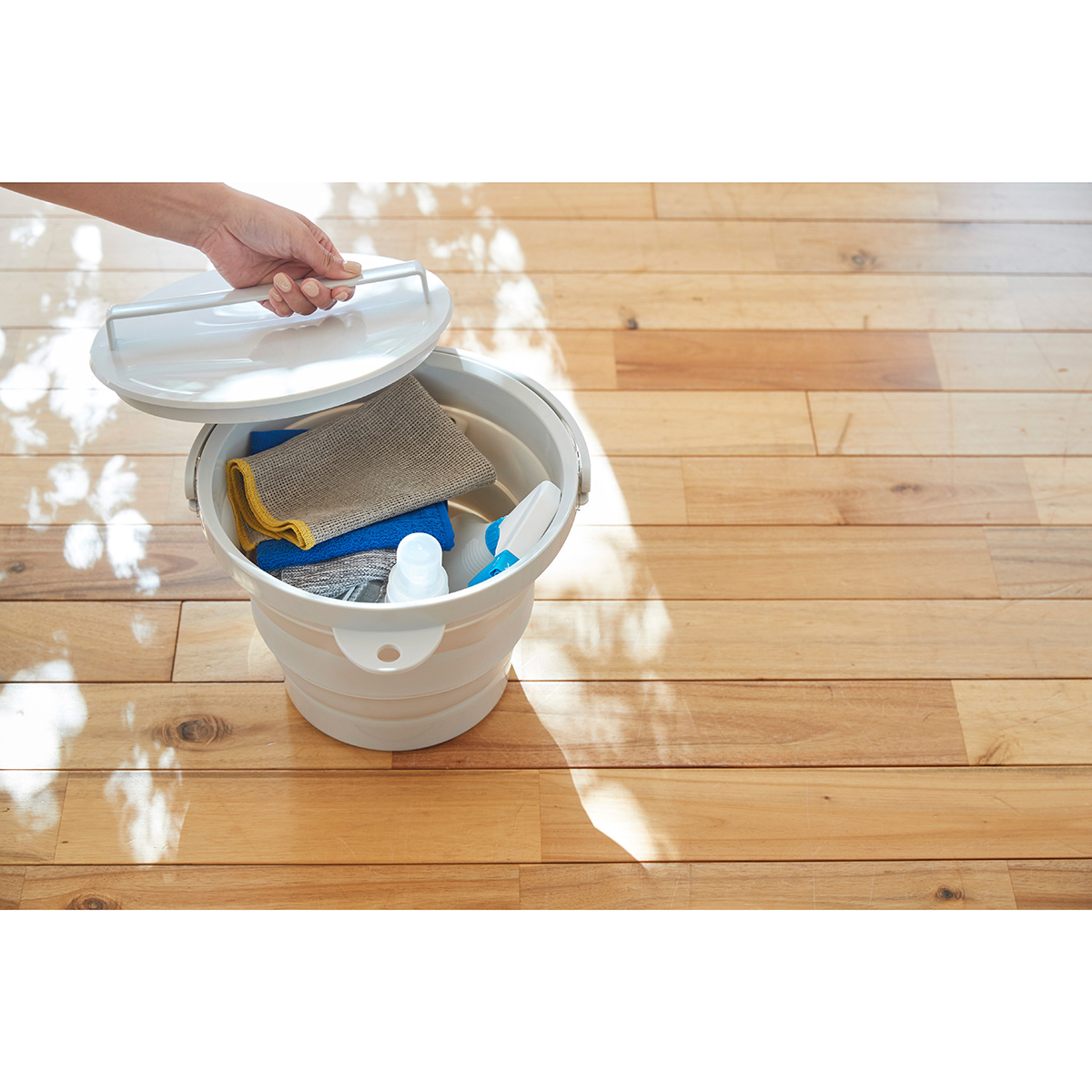 伊勢藤　おりたためるバケツ８Ｌ　フタ付き　　グレー