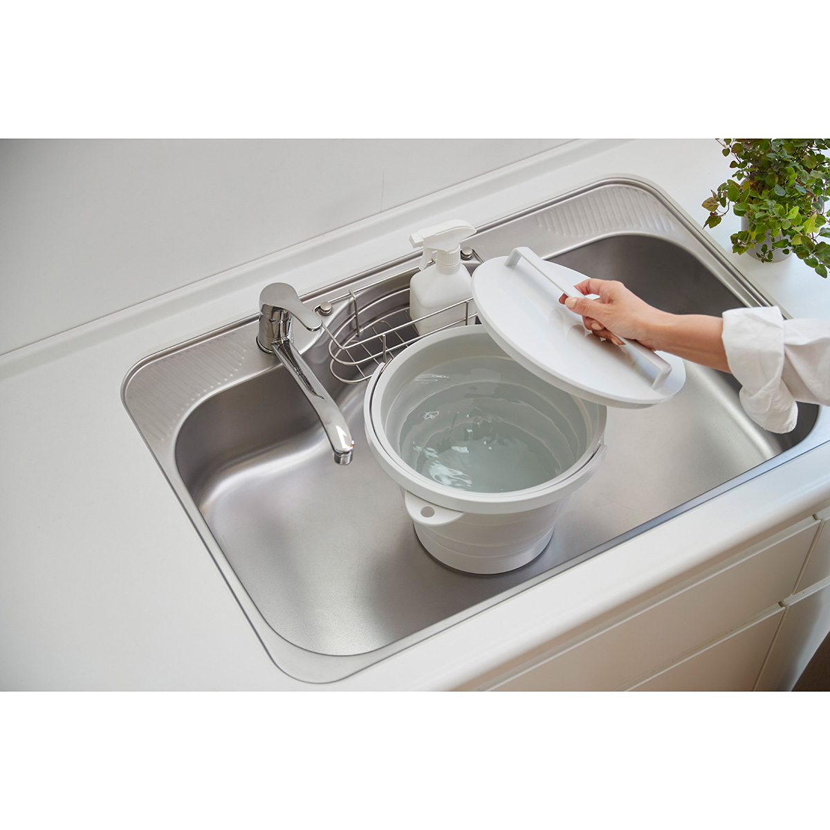 伊勢藤　おりたためるバケツ８Ｌ　フタ付き　　グレー