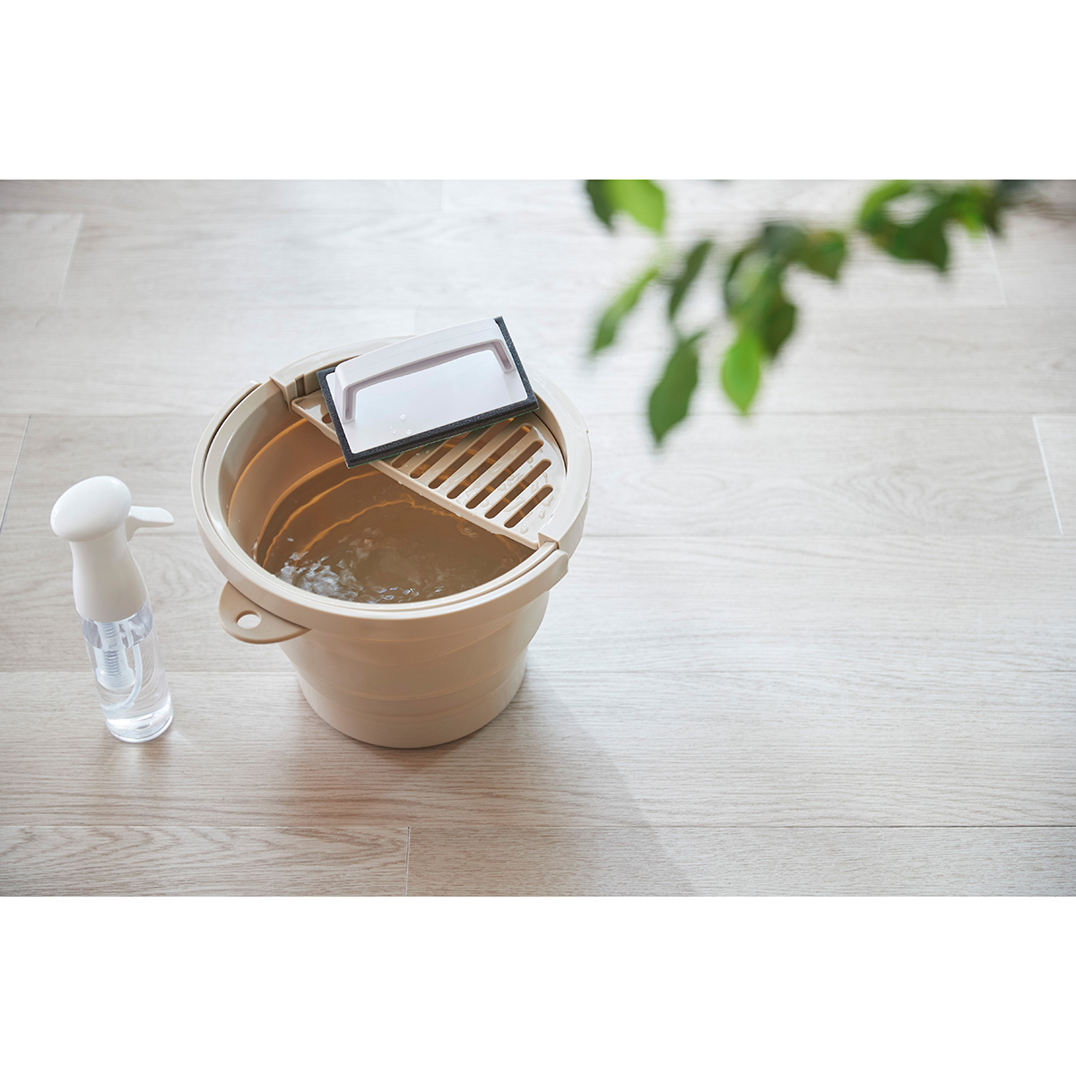 伊勢藤　おりたためるバケツ８Ｌ　ちょい置きトレー付き　　ベージュ