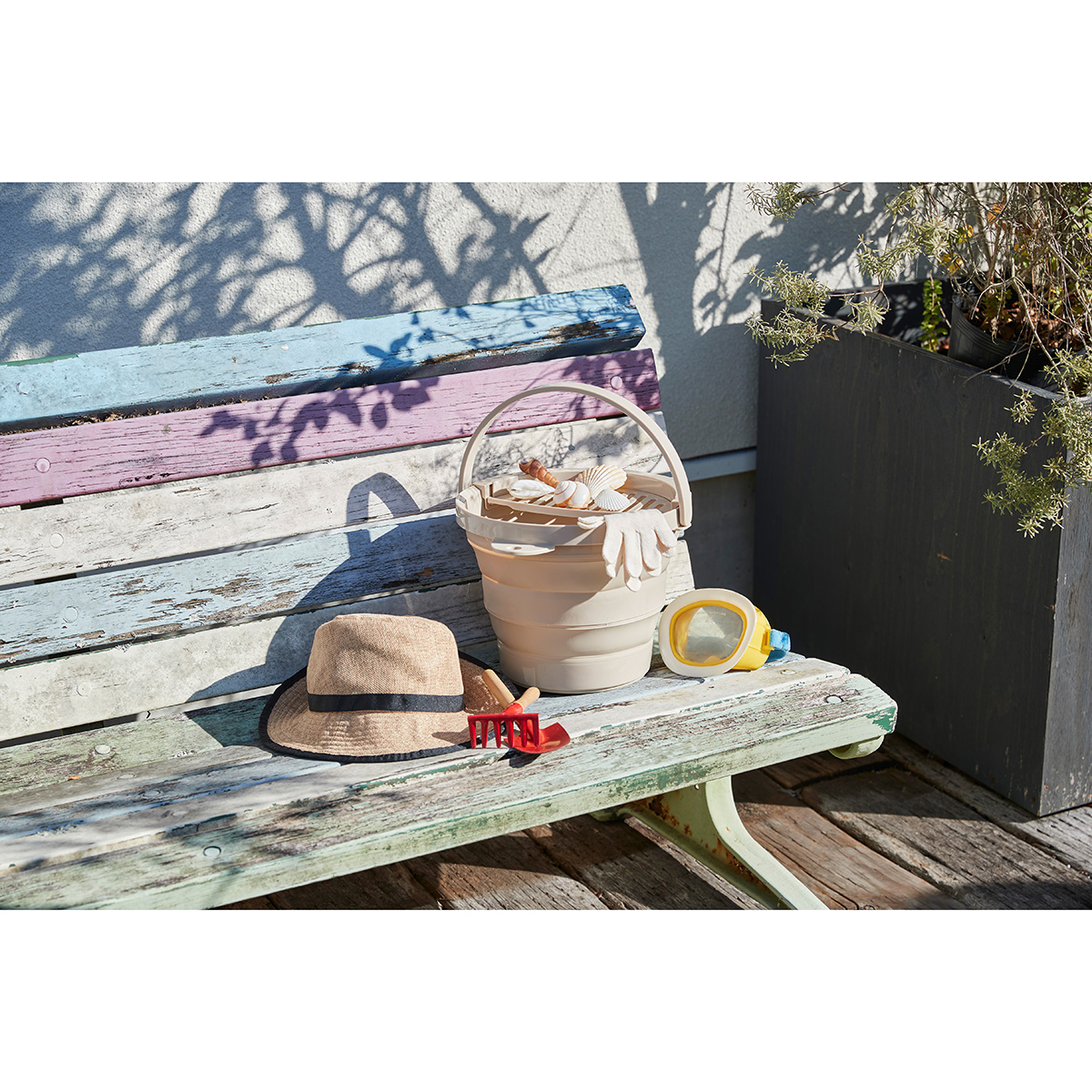 伊勢藤　おりたためるバケツ８Ｌ　ちょい置きトレー付き　　ベージュ