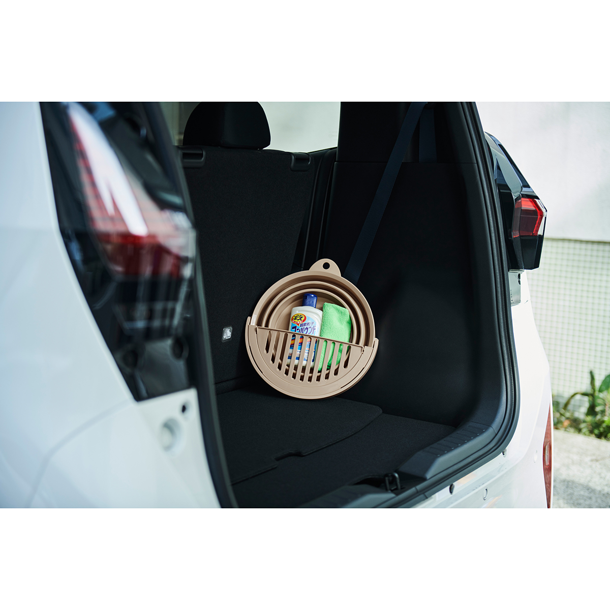 伊勢藤　おりたためるバケツ８Ｌ　ちょい置きトレー付き　　ベージュ