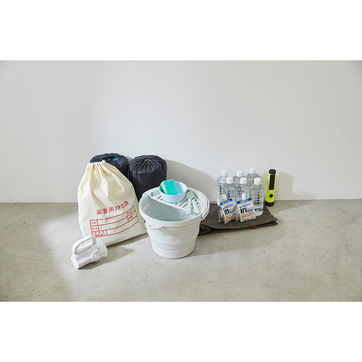 伊勢藤　おりたためるバケツ８Ｌ　ちょい置きトレー付き　　グレー