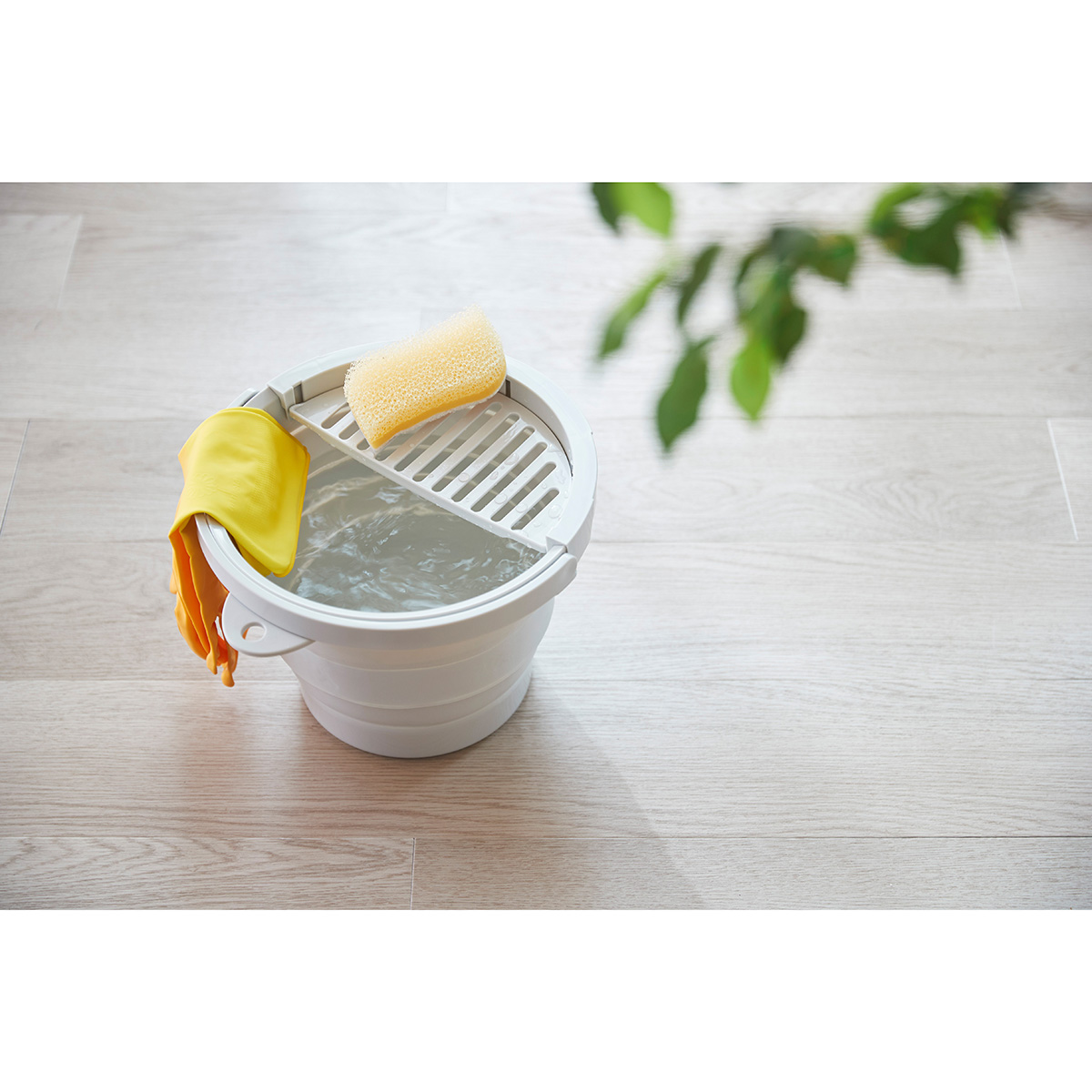 伊勢藤　おりたためるバケツ８Ｌ　ちょい置きトレー付き　　グレー