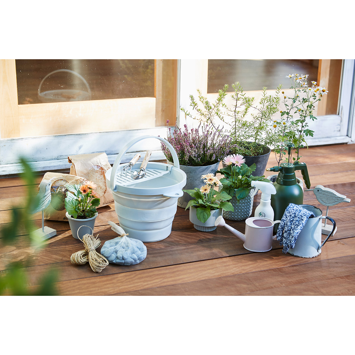 伊勢藤　おりたためるバケツ８Ｌ　ちょい置きトレー付き　　グレー