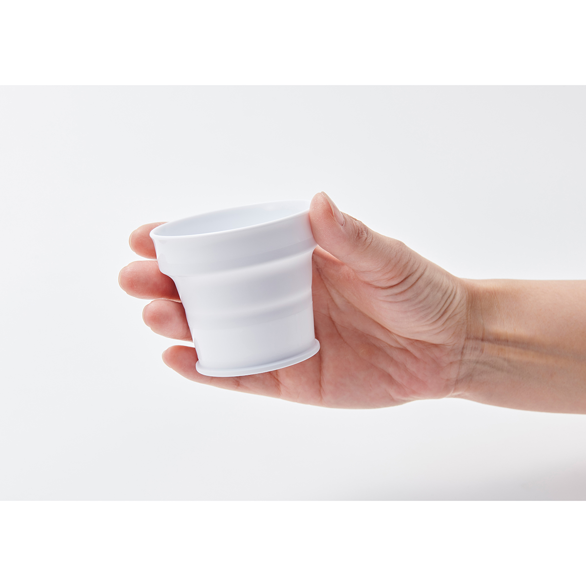 伊勢藤　おりたたみうがいコップ　ホワイト