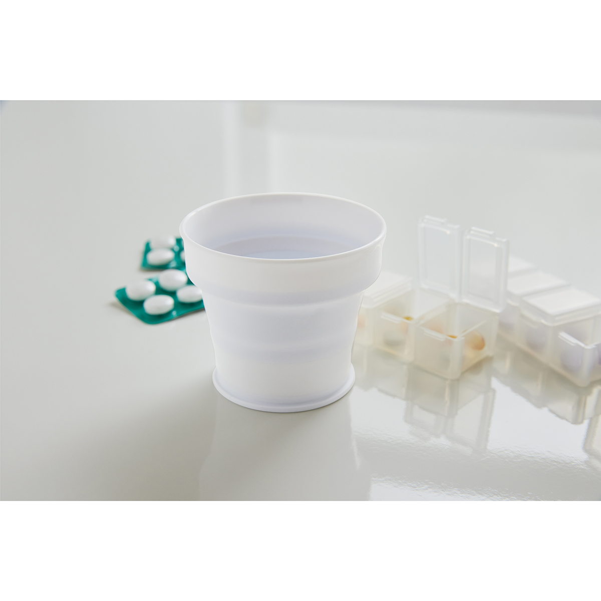 伊勢藤　おりたたみうがいコップ　ホワイト