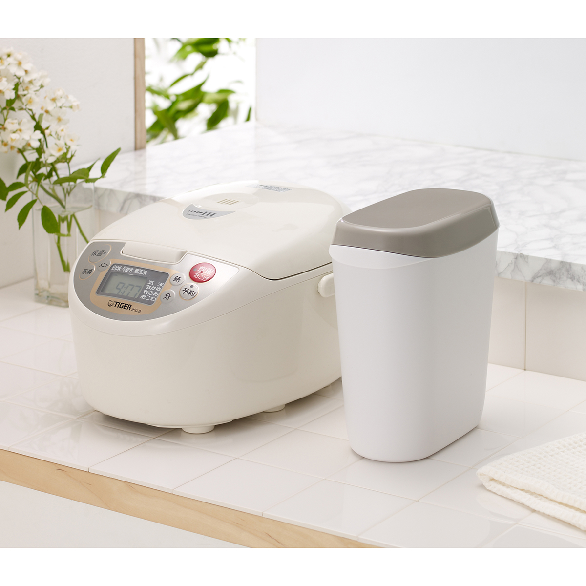 伊勢藤　お米袋そのまま保存ケース　２ｋｇ　ホワイト