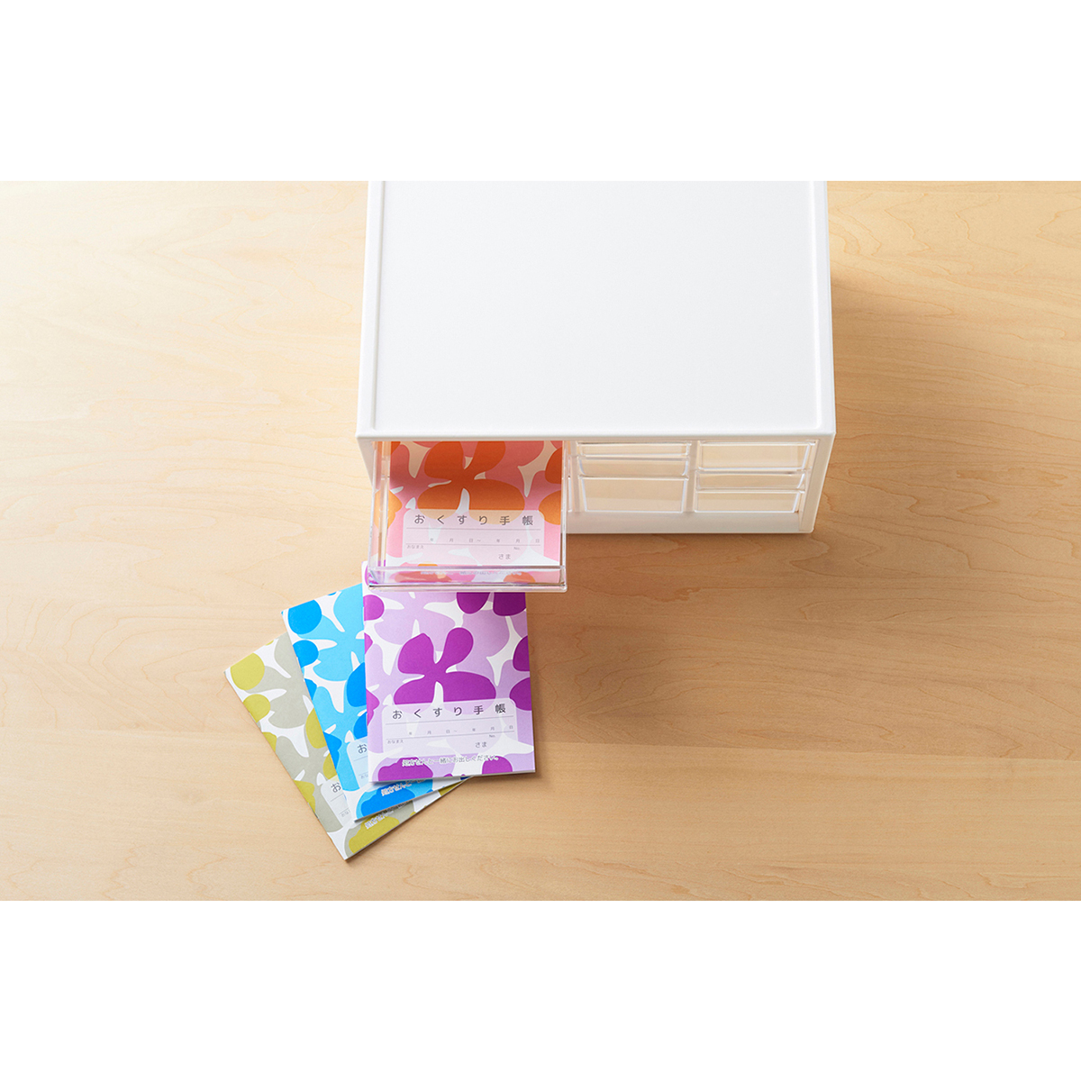 伊勢藤　おくすりケース　ホワイト