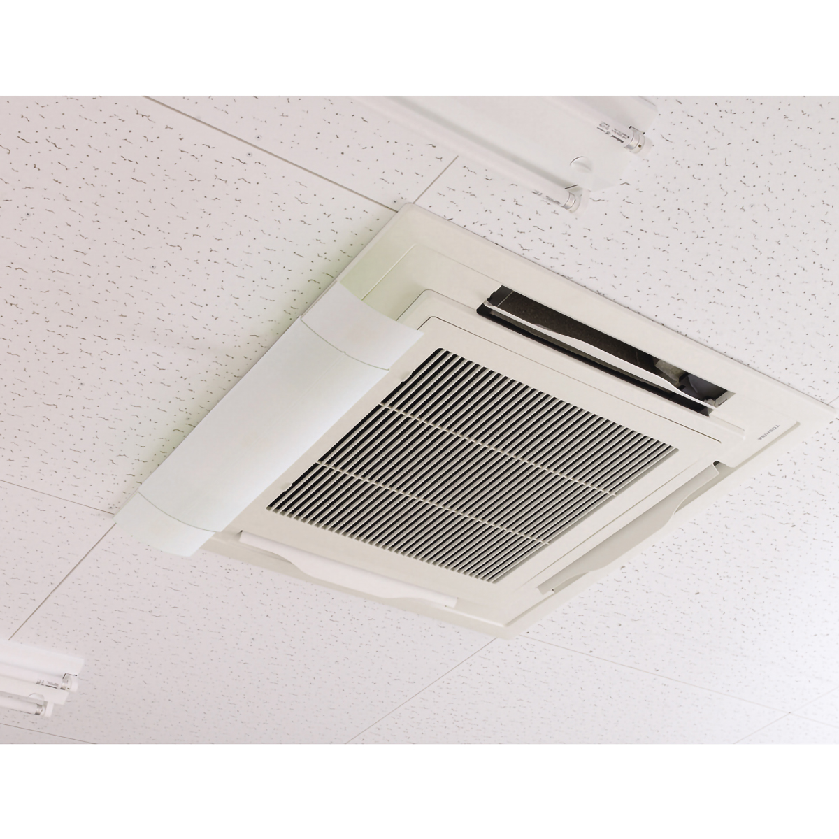 伊勢藤　エアコン風よけカバー　ホワイト