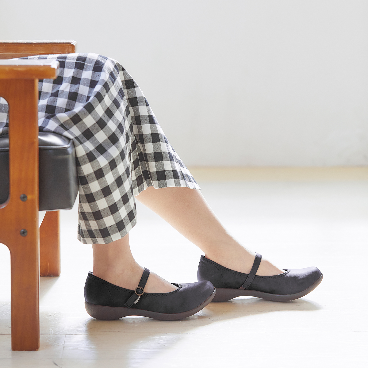ベルト付きローヒールパンプス