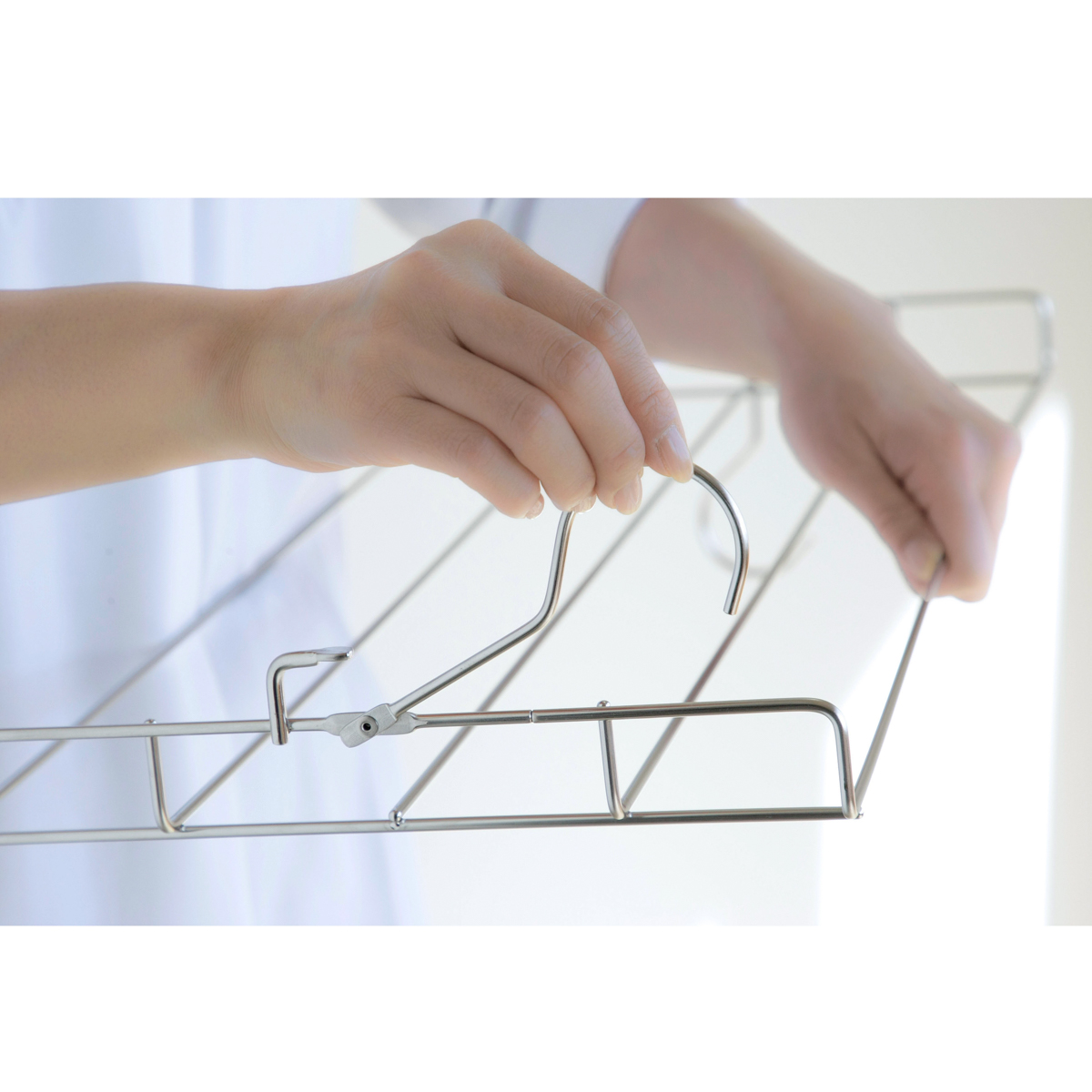 フックが折りたためるバスタオルハンガー