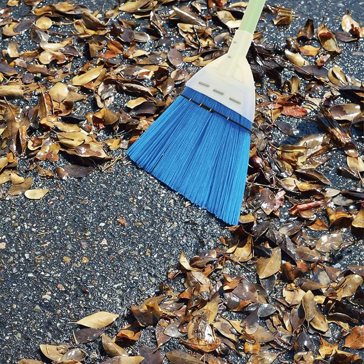 濡れ落ち葉も掃けるホーキ「シャークホーキ」(高儀)